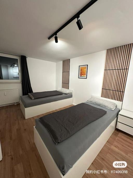 ein Schlafzimmer mit zwei Betten und einem Flachbildfernseher in der Unterkunft 4Betten mit KücheWaschmaschine in Duisburg