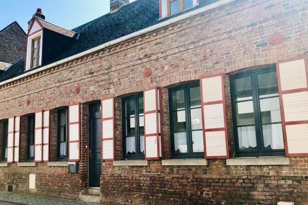 - un bâtiment en briques avec des fenêtres sur le côté dans l'établissement La Muche Valéricaine, coeur de ville, jardin, à Saint-Valery-sur-Somme