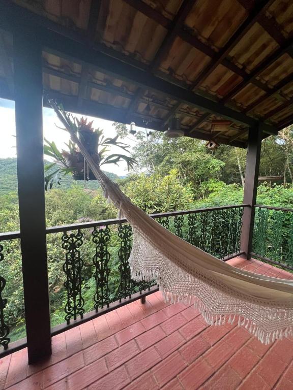 Uma varanda ou terraço em Refúgio Tranquilo na Natureza com Casa de Festas: Perfeito para Família e Amigos