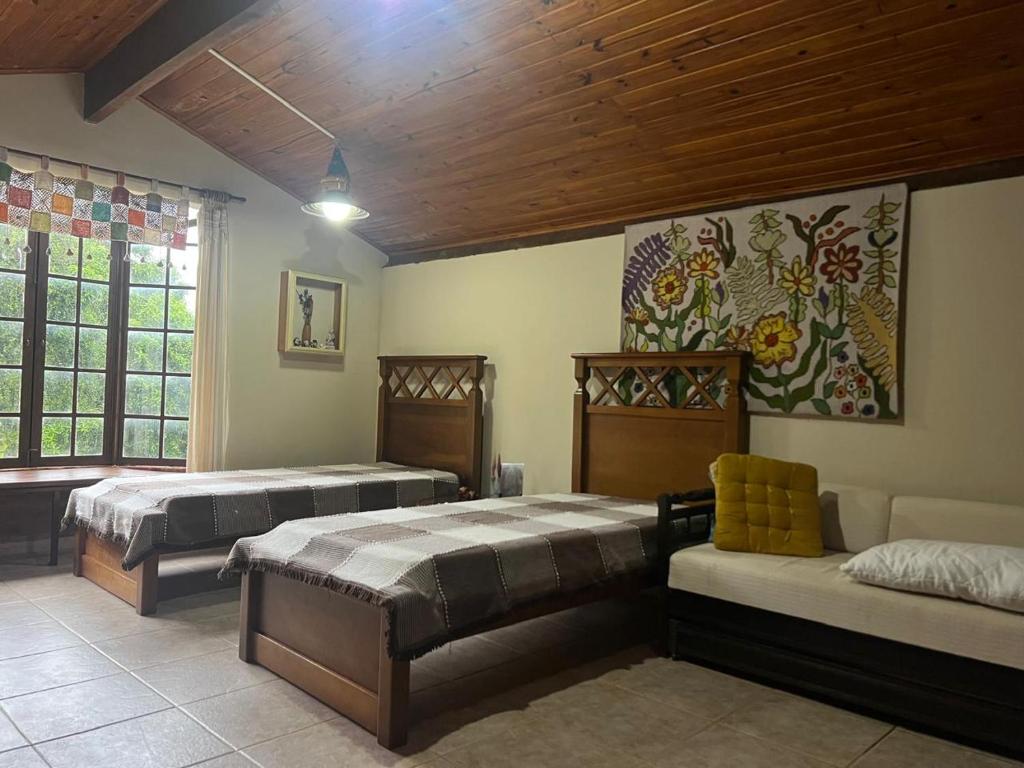 Cama ou camas em um quarto em Refúgio Tranquilo na Natureza com Casa de Festas: Perfeito para Família e Amigos