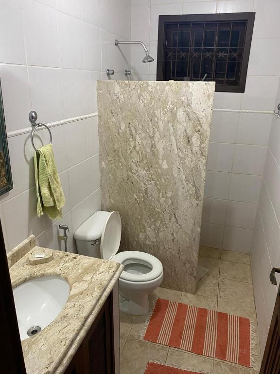 Um banheiro em Refúgio Tranquilo na Natureza com Casa de Festas: Perfeito para Família e Amigos