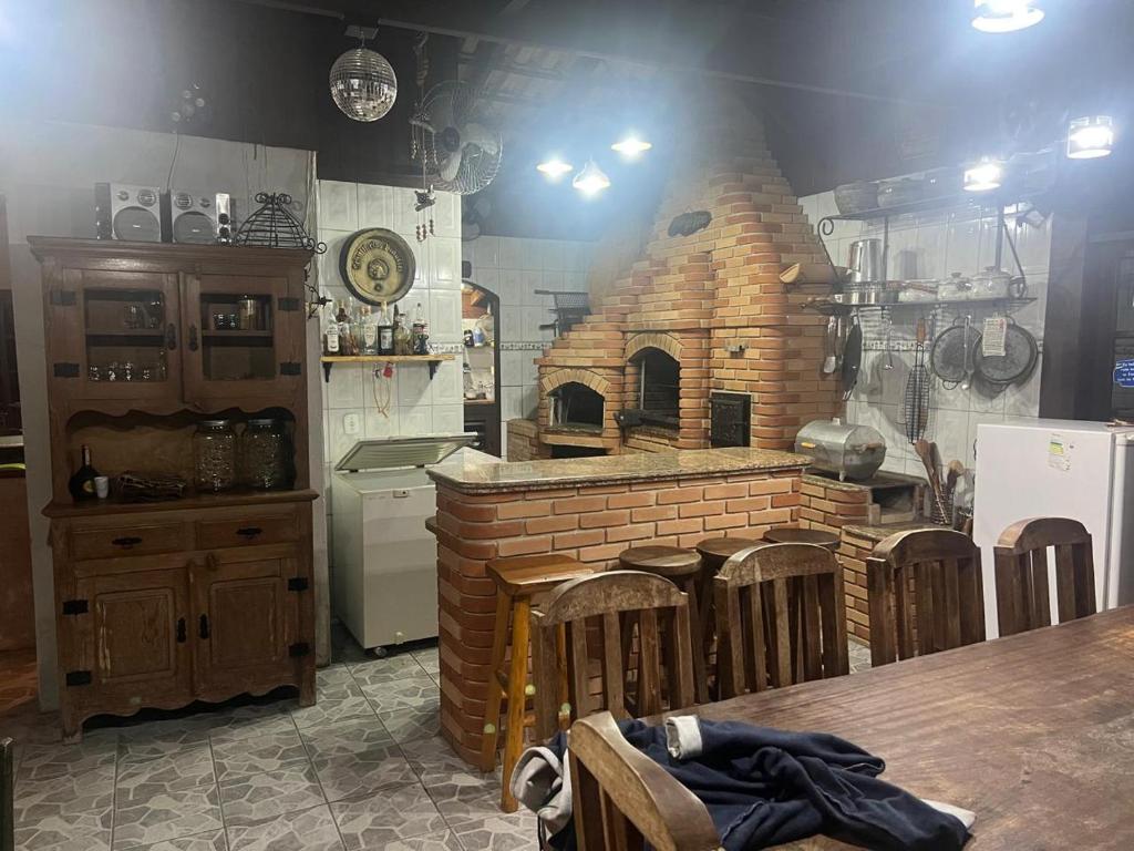 A cozinha ou cozinha compacta de Refúgio Tranquilo na Natureza com Casa de Festas: Perfeito para Família e Amigos