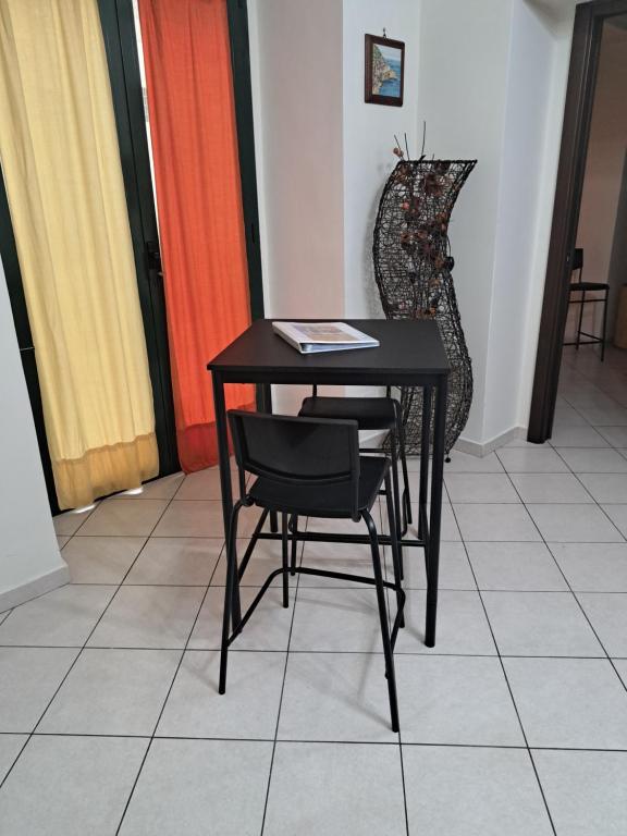 un tavolo nero con due sedie e un tavolo di Antonia & Ivano a Salerno