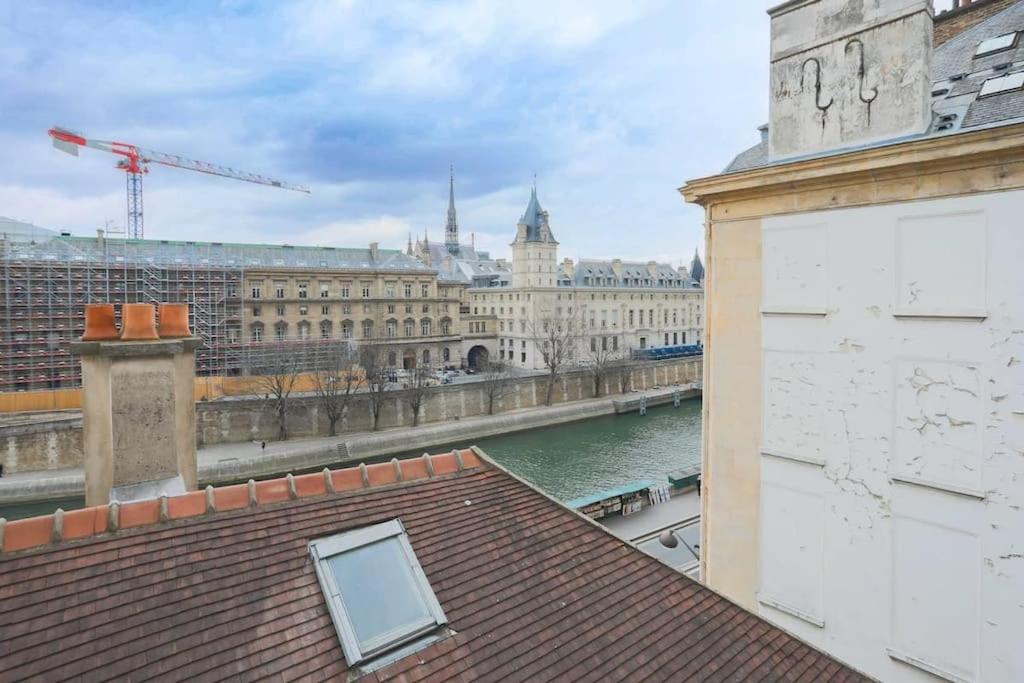 une vue d'une ville depuis le toit d'un immeuble dans l'établissement Cosy flat Saint-Michel - Seine, à Paris