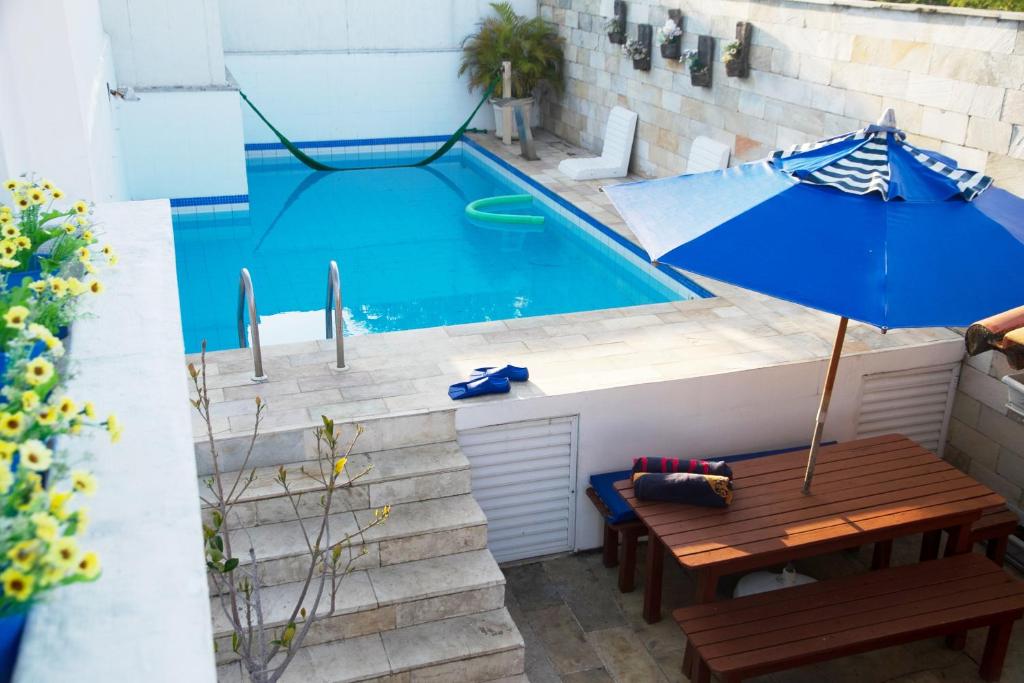 una vista aérea de una piscina con una mesa y una sombrilla en 3BDR Duplex Penthouse Ipanema Private Pool with marvelous views, en Río de Janeiro