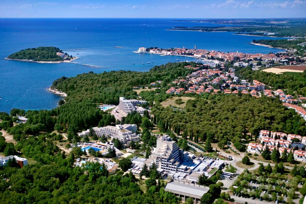 una vista aerea di una città e dell'oceano di Valamar Diamant Residence a Poreč (Parenzo)