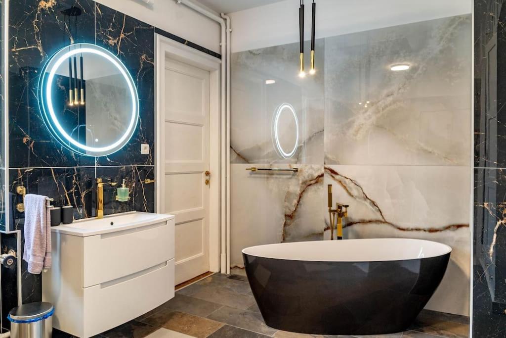 Ένα μπάνιο στο Luxurious, spacious & bright with 2 parking spots