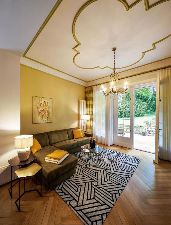 ein Wohnzimmer mit Sofa und Teppich in der Unterkunft Villa Nußbaumer - Business-und Ferienwohnung in bester Lage in Arnstadt
