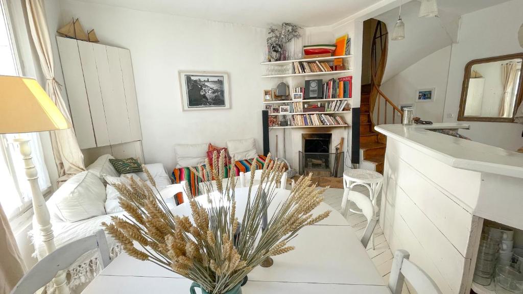 un salon avec un canapé et une table dans l'établissement Charmante Maison de Pêcheur à Trouville sur Mer, à Trouville-sur-Mer