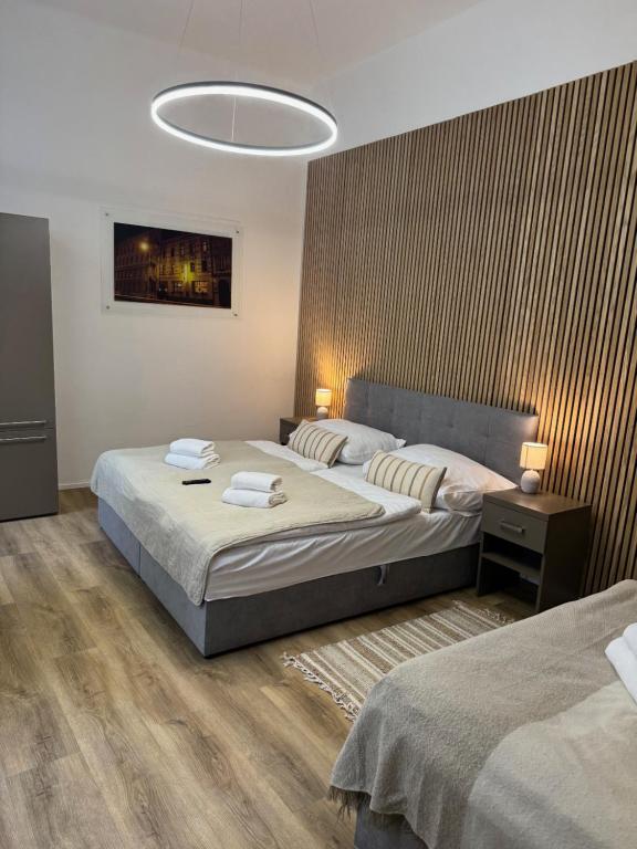 1 Schlafzimmer mit 2 Betten und 1 großen Bett sidx sidx sidx in der Unterkunft Apartmánový Dům Centrum in Brünn