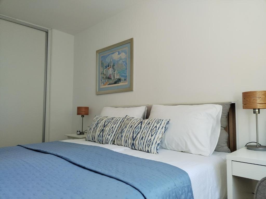 Postel nebo postele na pokoji v ubytování Beachfront apartment Suncana