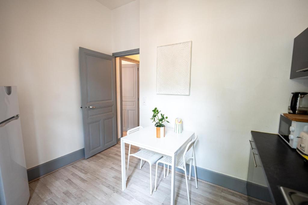 Kuchyňa alebo kuchynka v ubytovaní Villa Vichéia - Appartement 11
