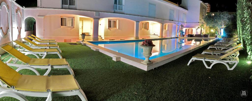 Bazén v ubytování Hôtel Mireille nebo v jeho okolí
