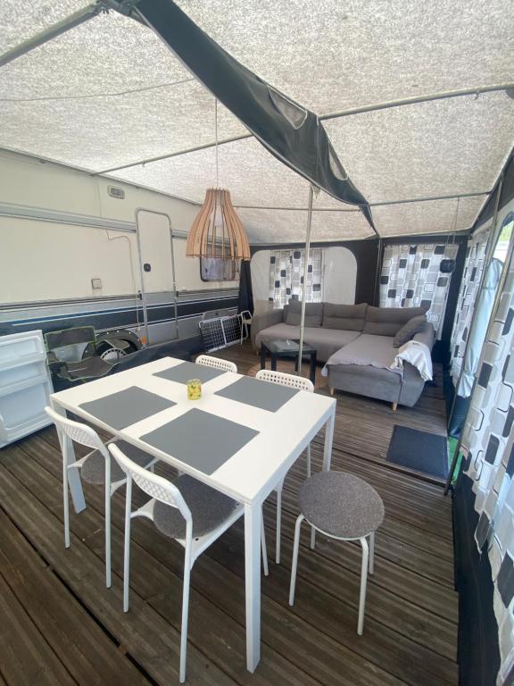 Posezení v ubytování AMOMEA CAMP