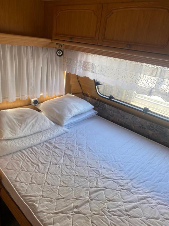 Postel nebo postele na pokoji v ubytování AMOMEA CAMP