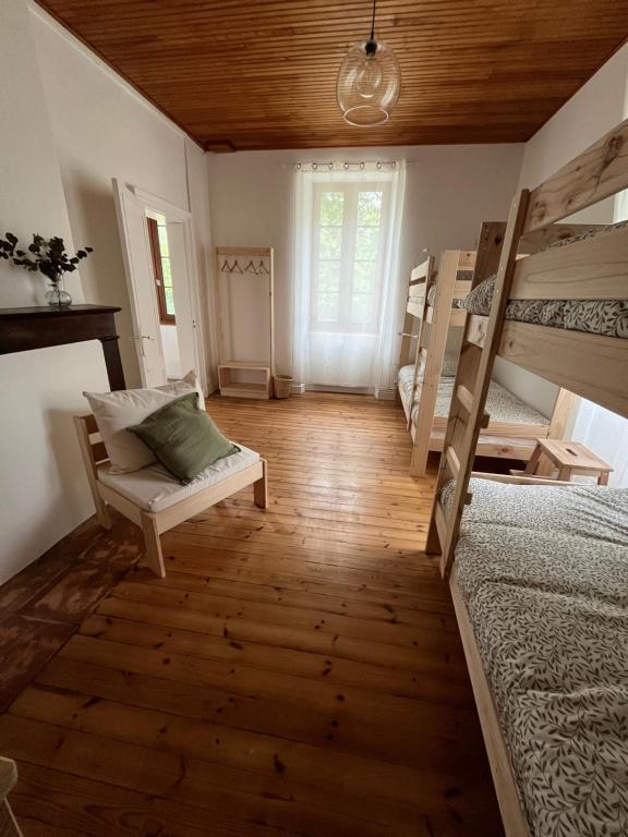 Gîte le Coup de Pompe Ecluse 47 - Cama En La Habitación Del Dormitorio De 4 Camas