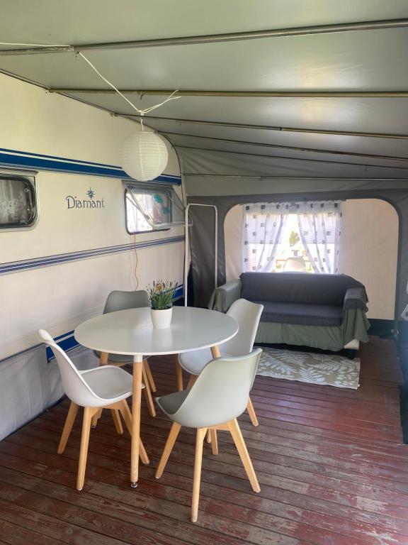 Posezení v ubytování AMOMEA CAMP