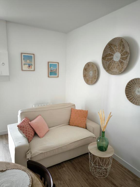 un salon avec un canapé et une table dans l'établissement Mar&Sol Charmant appartement de type 2, à La Rochelle