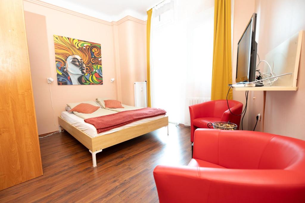 Danube Dwelling Asboth 19-2 في بودابست: غرفة نوم بسرير وكرسيين احمر