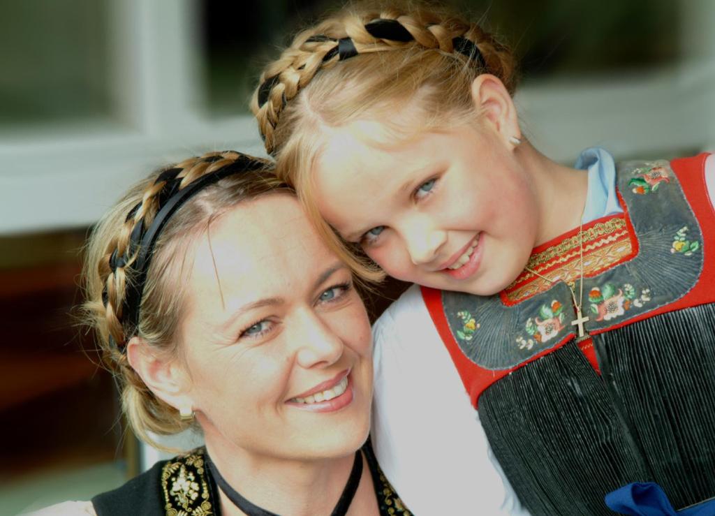 Eine Frau mit einem kleinen Mädchen auf den Schultern. in der Unterkunft Appartements Christine in Bezau