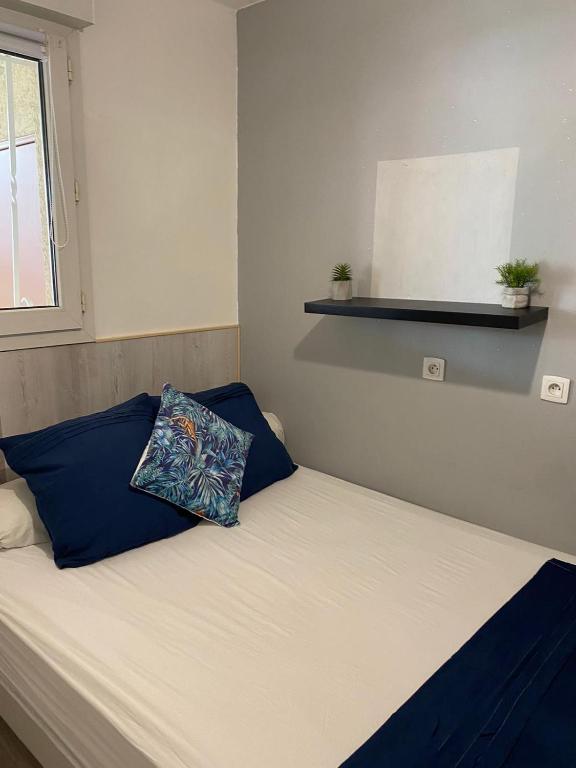 - un lit avec un oreiller bleu dans l'établissement Beau 4P dans résidence de standing avec piscine, à Nice