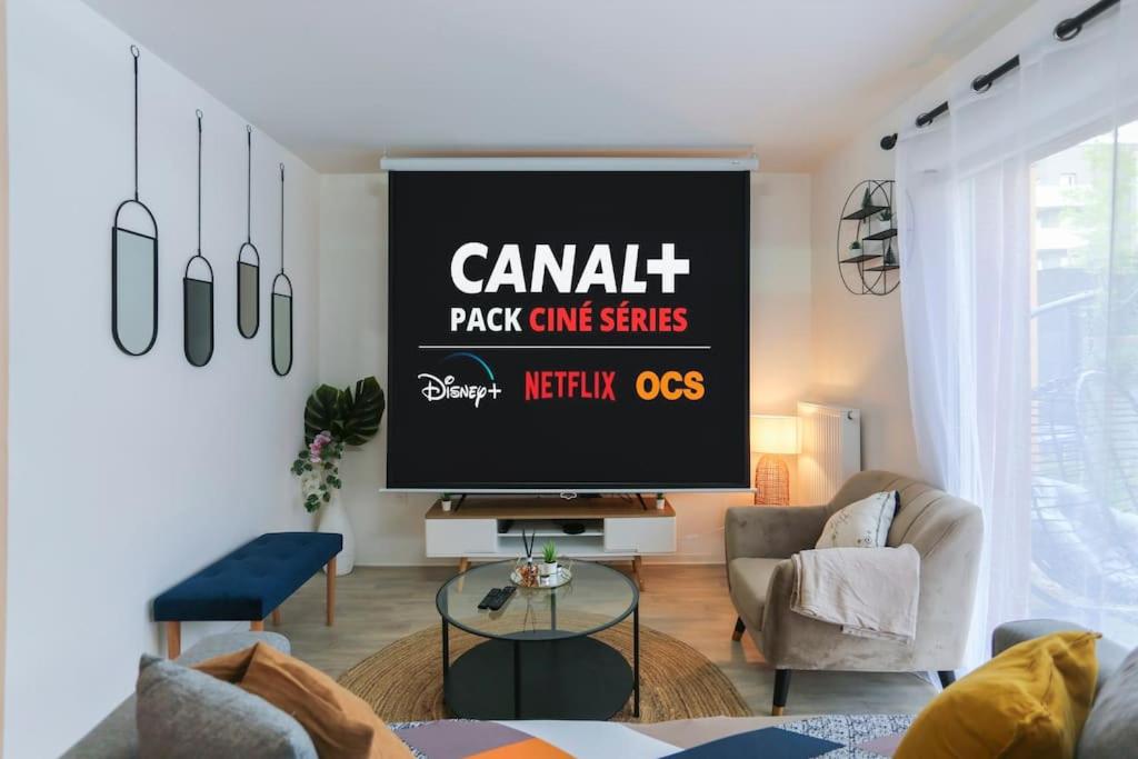Il comprend un salon doté d'une télévision à écran plat. dans l'établissement Superbe Maison familiale récente et cosy, à Amiens