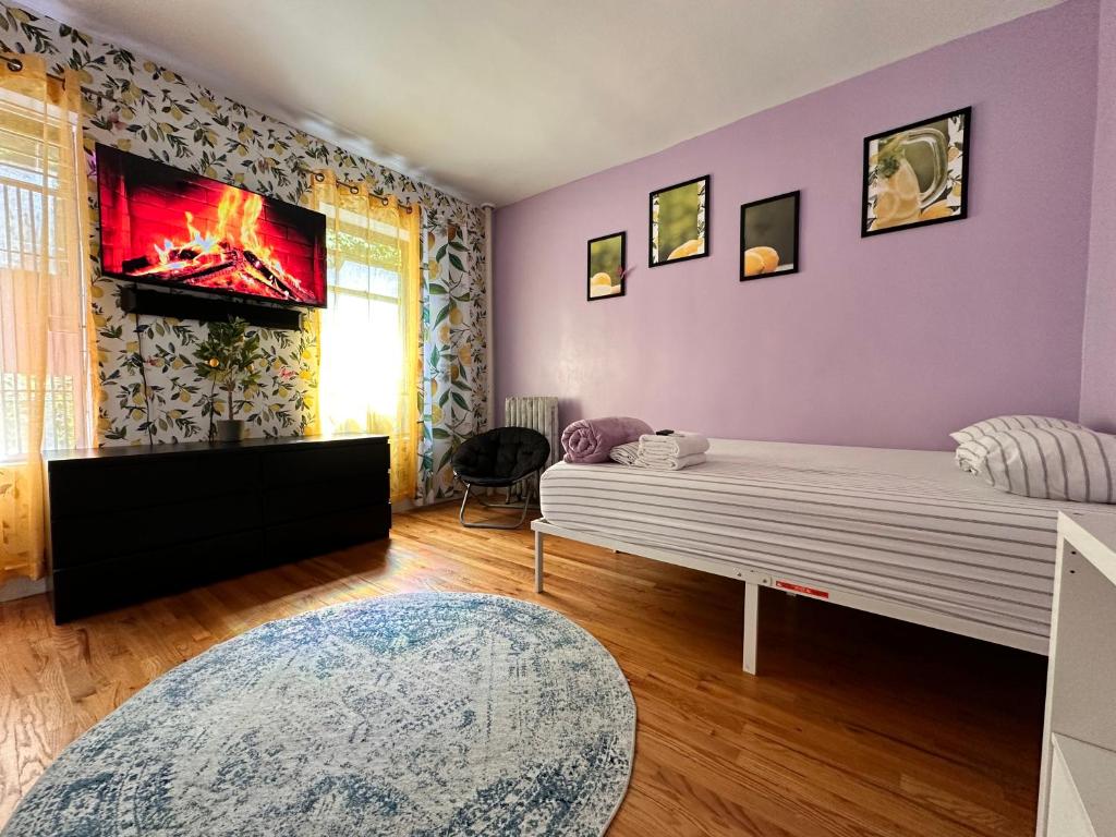 een slaapkamer met een bed en een tv aan de muur bij Italian style room shared bathroom in New York