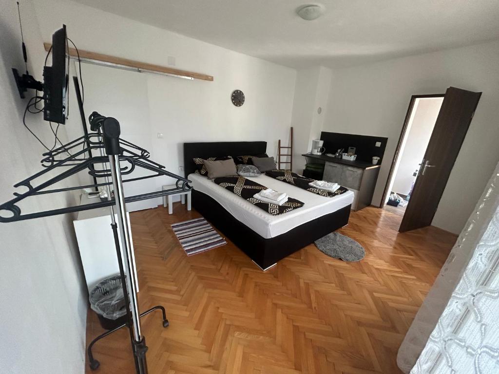 Ένα ή περισσότερα κρεβάτια σε δωμάτιο στο Apartments Dramalj