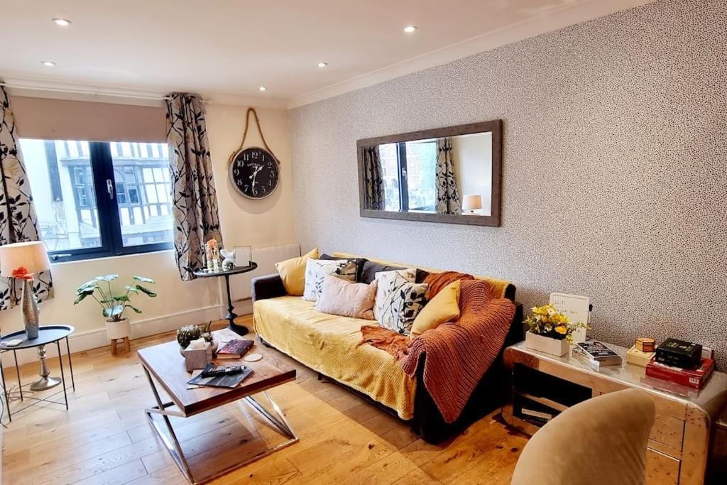 una sala de estar con un sofá y una mesa en Central Riverside Apartment, en Bristol