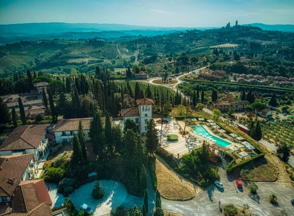 een luchtzicht op een villa met een zwembad bij Cappuccina Country Resort in San Gimignano