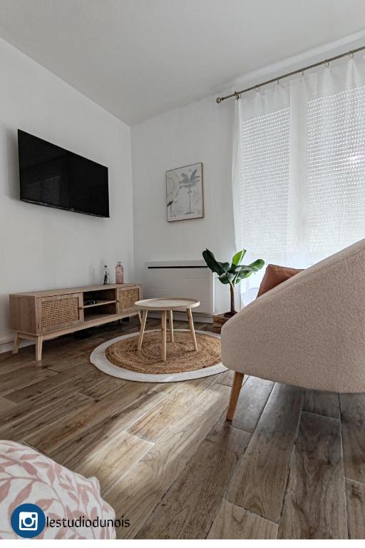 uma sala de estar com um sofá e uma mesa em Le studio Dunois em Orléans