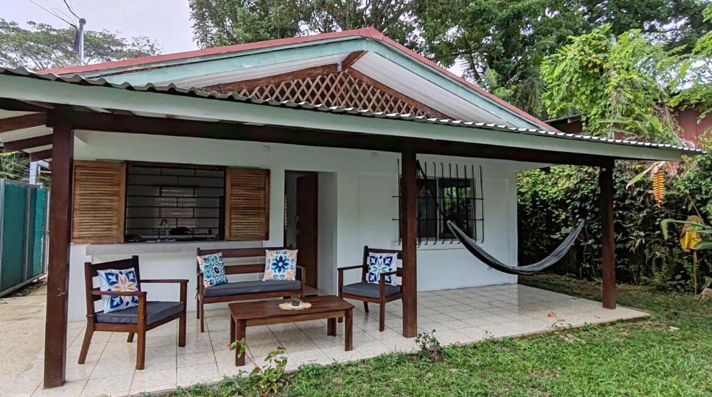プエルト・ビエホにあるLa Casita de Yanの椅子とテーブル付きのガゼボ