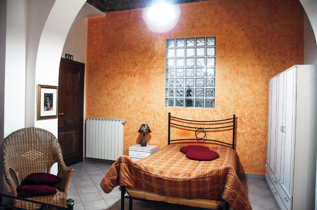 - une chambre avec un lit et une fenêtre dans l'établissement Due Passi Dal Mare, à Termoli
