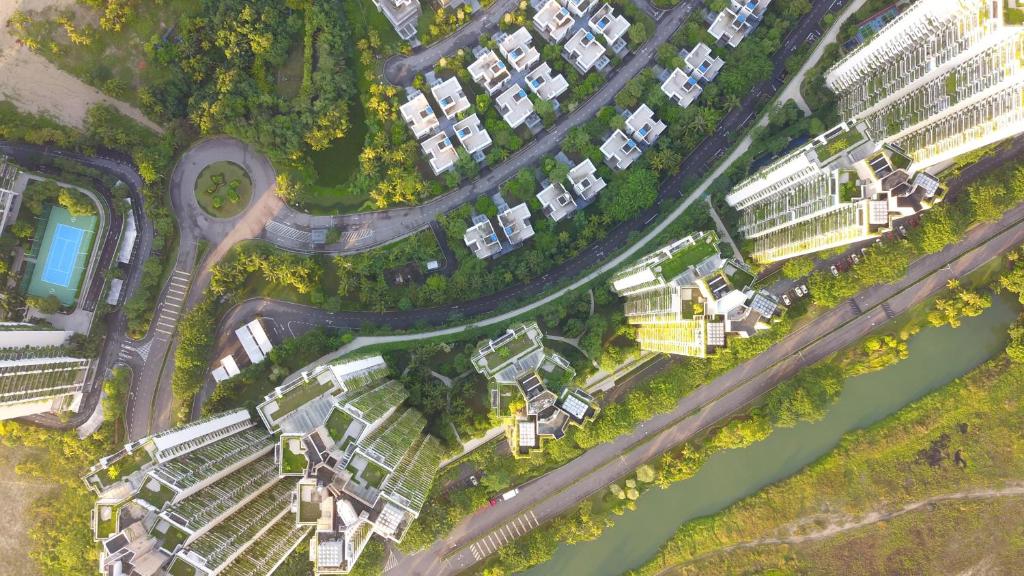 ゲラン・パタにあるForest City - Starview Bayの建物と川のある街の空中風景
