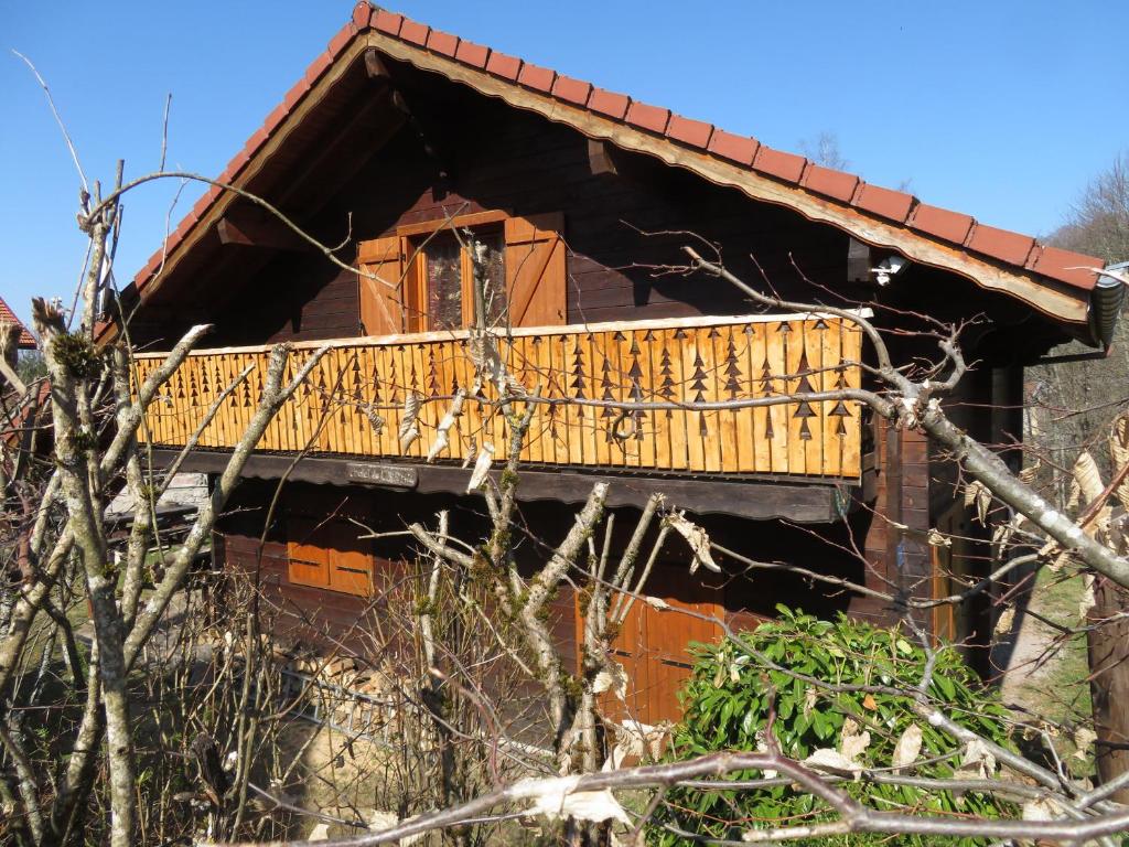 - un balcon en bois sur le côté de la maison dans l'établissement Chalet spacieux près de Gérardmer avec terrasse, verger et activités montagne - FR-1-589-121, à Le Tholy