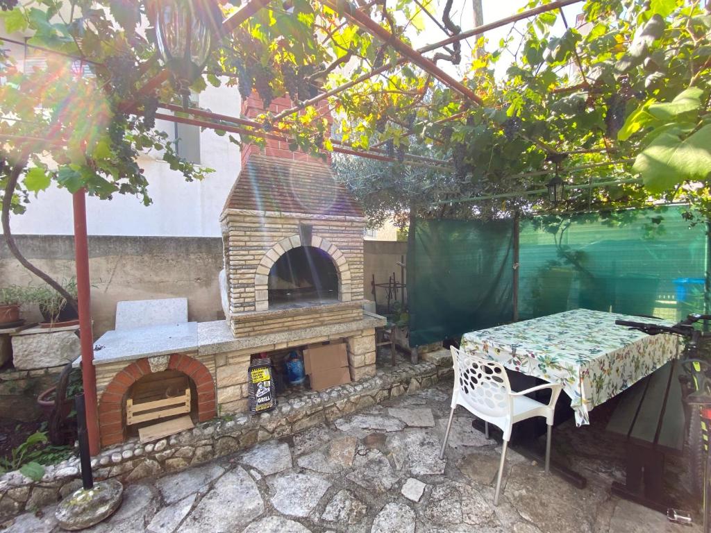 Apartments and rooms with parking space Rovinj - 23148