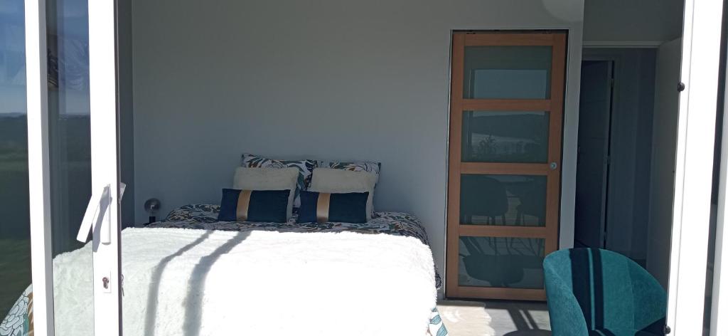 Postel nebo postele na pokoji v ubytování Chambre avec terrasse privative et vue mer