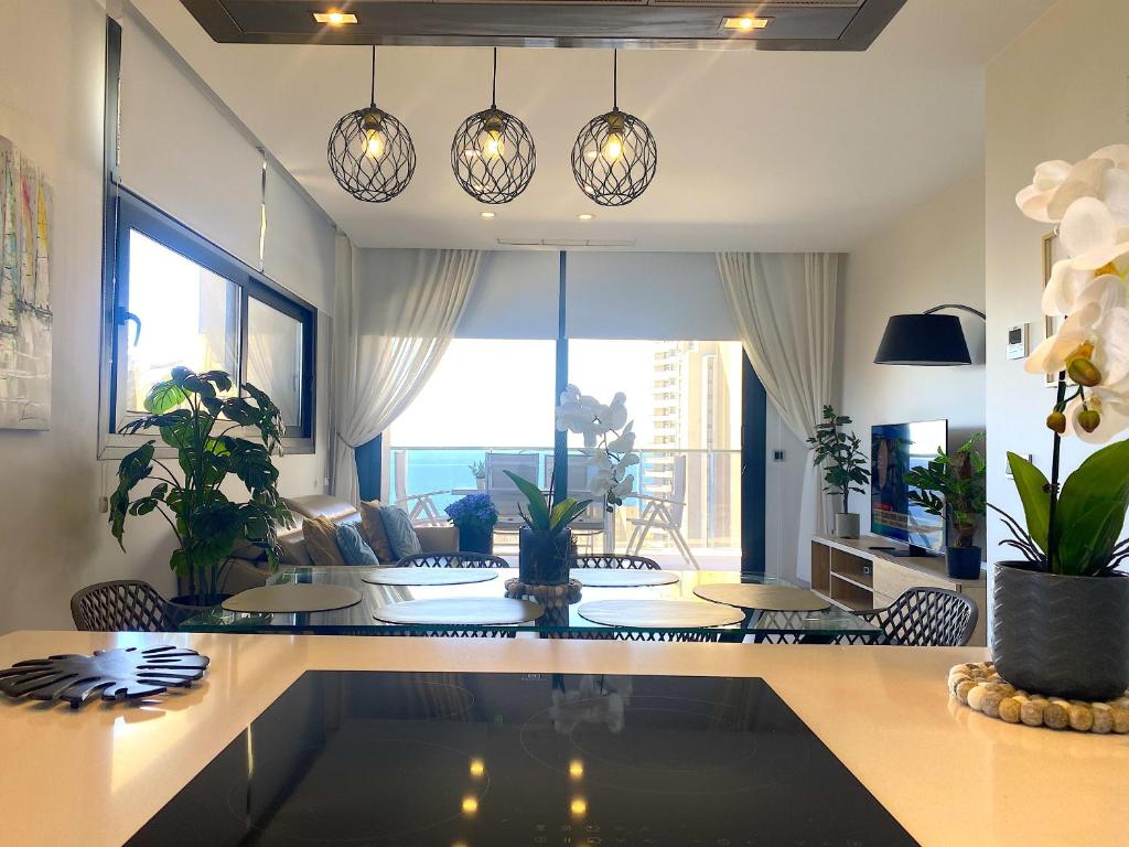 TV a/nebo společenská místnost v ubytování Lujoso apartament con impresionantes vistas al mar