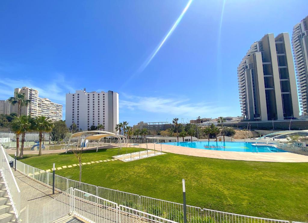 Bazén v ubytování Lujoso apartament con impresionantes vistas al mar nebo v jeho okolí