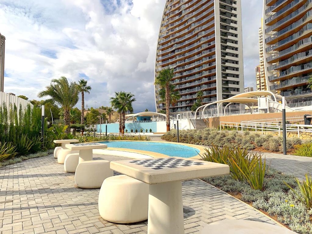 Bazén v ubytování Lujoso apartament con impresionantes vistas al mar nebo v jeho okolí
