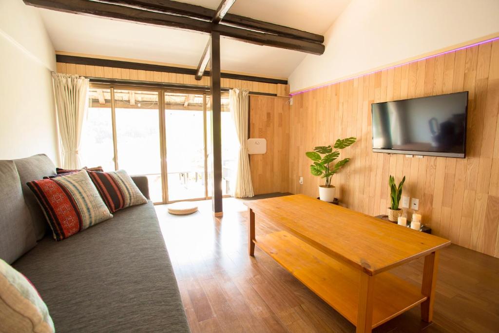 TV a/nebo společenská místnost v ubytování 一棟貸し宿 Kanata Riverview House