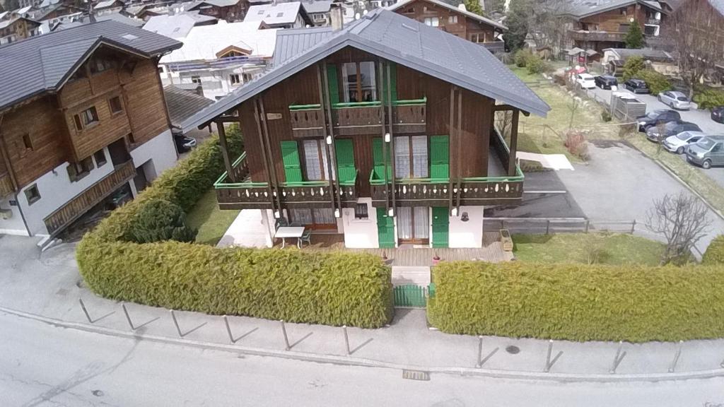 een uitzicht op een huis met groene rand bij Chalet le Feufy in Morzine