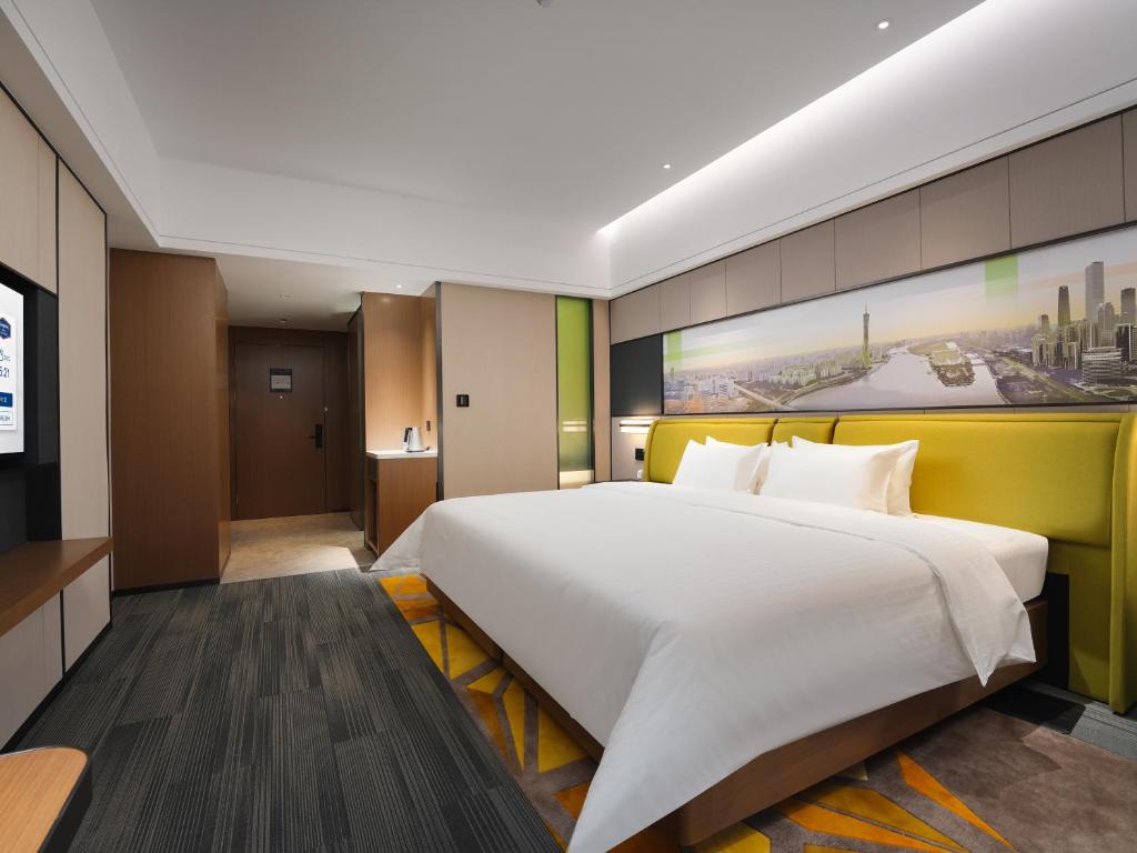 Postel nebo postele na pokoji v ubytování Hampton by Hilton Guangzhou Wenchong
