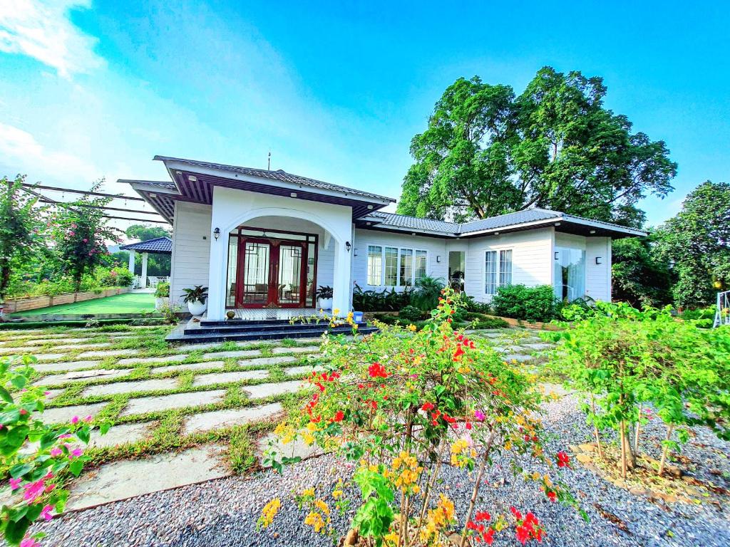 Κήπος έξω από το Ben's house lương sơn hoà bình