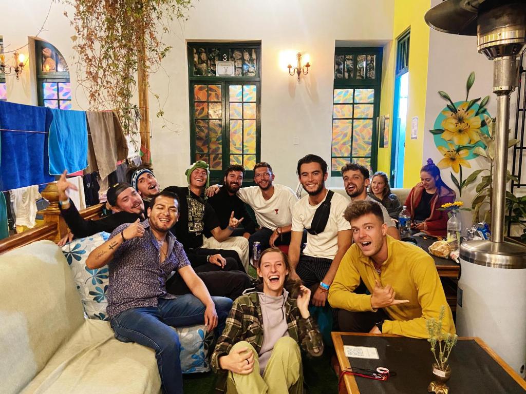 un grupo de personas sentadas en una sala de estar en SAINT PETER'S LLAMA HOSTAL en La Paz
