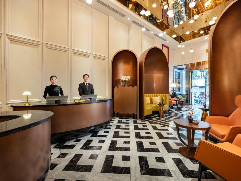 Členové personálu v ubytování Minerva Premium Hotel