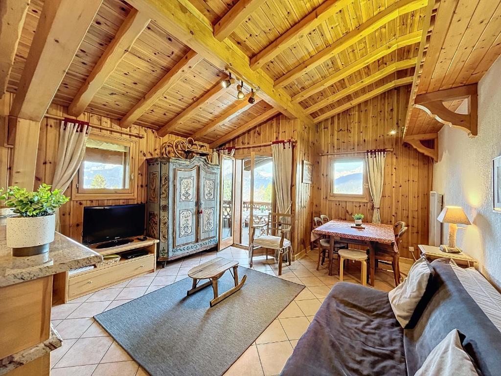 un salon avec un canapé et une table dans l'établissement Appartement 3 pièces tout équipé avec balcon et box fermé, à 1,2 km du centre de Combloux - FR-1-560-141, à Combloux