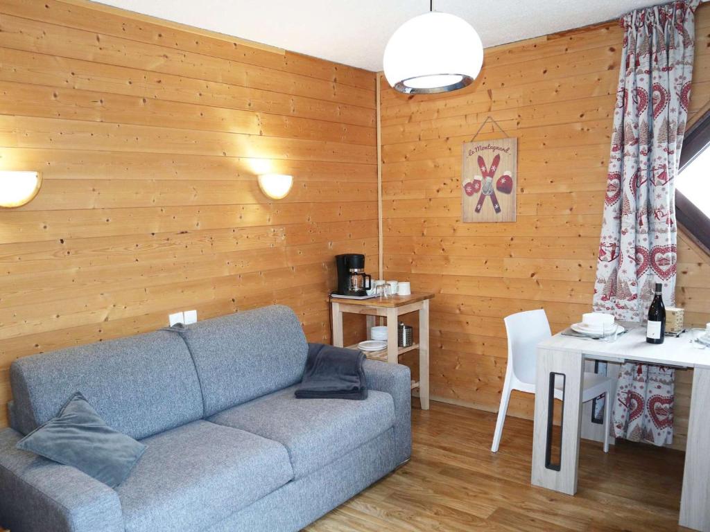 un salon avec un canapé et une table dans l'établissement Studio pour 2 au cœur des Orres 1650 avec balcon et box à skis - FR-1-322-615, aux Orres