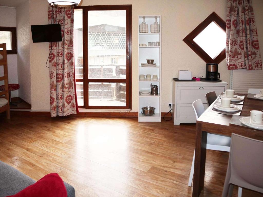 Il comprend un salon doté de parquet et d'une fenêtre. dans l'établissement Studio 4 pers au pied des pistes - FR-1-322-625, aux Orres