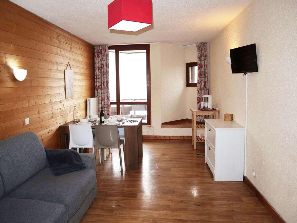 un salon avec un canapé et une table dans l'établissement Studio cosy pour 4 personnes face aux pistes, balcon sud - FR-1-322-616, aux Orres